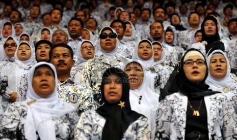  Ribuan guru menghadiri acara puncak peringatan Hari Guru Nasional Tahun 2013 dan HUT ke-68 Persatuan Guru Republik Indonesia (PGRI) di Istora Senayan, Jakarta, Rabu (27/11). (Republika/Prayogi)