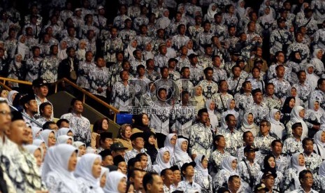  Ribuan guru menghadiri acara puncak peringatan Hari Guru Nasional Tahun 2013 dan HUT ke-68 Persatuan Guru Republik Indonesia (PGRI) di Istora Senayan, Jakarta, Rabu (27/11). (Republika/Prayogi)