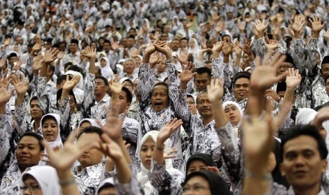 Ribuan guru menghadiri acara puncak peringatan Hari Guru Nasional Tahun 2012 dan HUT ke-67 Persatuan Guru Republik Indonesia (PGRI) yang juga dihadiri oleh Presiden Yudhoyono di Sentul International Convention Centre, Kabupaten Bogor, Jawa Barat, Selasa (4