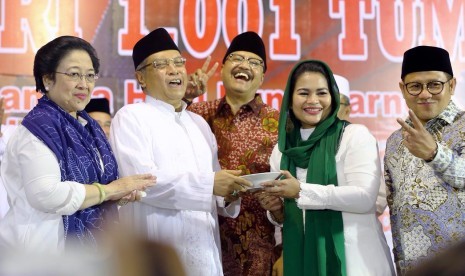 ribuan hadirin dalam Kenduri 1.001 Tumpeng Haul Bung Karno ke-48, yang digelar di Makam Bung Karno, Kota Blitar, Rabu (20/6). 