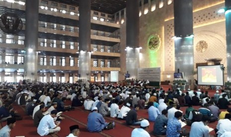 Ribuan hafiz mengulang hafalan Alquran untuk memperingati Isra Mi'raj, di Masjid Istiqlal, Jakarta, Rabu (3/4). 