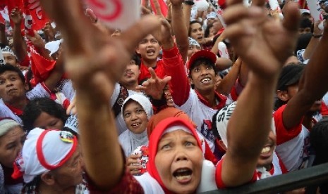 RIbuan irelawan Jokowi-Jk mengikuti pengukuhan satgas relawan Jokowi-JK anti kecurangan dan politik uang di Parkir Timur Senayan, Jakarta, Kamis (26/6).