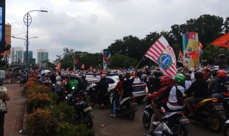 Ribuan Jakmania ikut dalam arak-arakan juara tim kesayangan mereka Persija Jakarta pada Ahad (18/2). Persija menjuarai Piala Presiden 2018 setelah mengalahkan Bali United 3-0 di final, Sabtu (17/2).