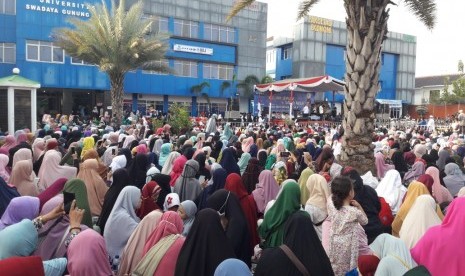 Ribuan jamaah hadiri kuliah umum dan tabligh akbar Ustaz Abdul Somad di Universitas Swadaya Gunung Jati Cirebon, Kamis (22/8). 