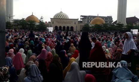 Ribuan jamaah hadiri Tabligh Akbar, Ustaz Abdul Somad, yang mengawali safari dakwahnya di Masjid Raya Bandung Provinsi Jawa Barat, Jumat (30/3).