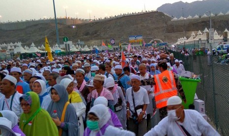 Ribuan jamaah haji berdesakan terowongan Al Moashem untuk melaksanakan jumrah.