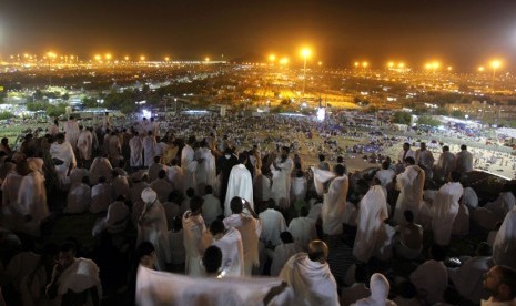  Ribuan jamaah haji berdoa di bukit Jabal Rahmah, saat melaksanakan ibadah wukuf di Arafah, Senin (14/10).  (AP/Amr Nabil)