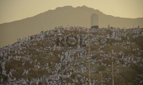 Ribuan jamaah haji berkumpul di sekitar Jabal Rahmah, Padang Arafah, Senin (14 /10). Bersama jutaan jamaah haji lainnya mereka melakukan Wukuf sebagai puncak pelaksanaan ibadah haji. 