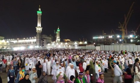  Ribuan jamaah haji ke luar dari Masjidil Haram seusai melaksanakan shalat Isya, Makkah, Rabu (31/7). Mereka bersegera ke Terminal Syib Amir untuk naik ke bus yang akan membawa mereka ke pemondokan. 