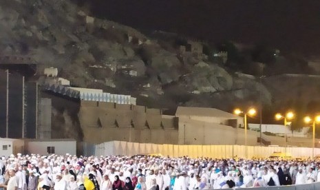  Ribuan jamaah haji ke luar dari Masjidil Haram seusai melaksanakan shalat Isya, Makkah, Rabu (31/7). Mereka bersegera ke Terminal Syib Amir untuk naik ke bus yang akan membawa mereka ke pemondokan. 