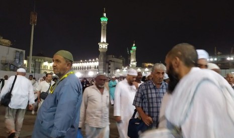  Ribuan jamaah haji ke luar dari Masjidil Haram seusai melaksanakan shalat Isya, Makkah, Rabu (31/7). Mereka bersegera ke Terminal Syib Amir untuk naik ke bus yang akan membawa mereka ke pemondokan. 