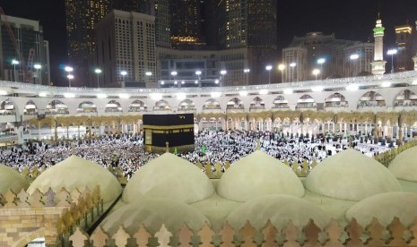 Ribuan jamaah haji melakukan tawaf ifadhah sesuai mabit di Muzdalifah dan Mina, Ahad (11/8). Mereka akan kembali ke Mina sore nanti untuk melaksanakan jumrah. 