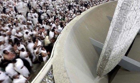  Ribuan jamaah haji melontar jumrah, yakni melempar batu pada pilar yang melambangkan setan di Mina dekat kota suci Makkah, Jumat (26/10). (Hassan Ammar/AP)