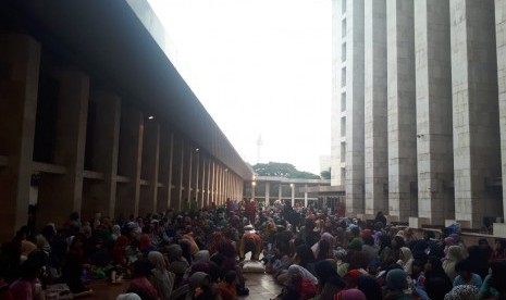 Ribuan jamaah Masjid Istiqlal bersiap buka puasa bersama terakhir pada Ramadhan tahun ini, Selasa, (4/6).