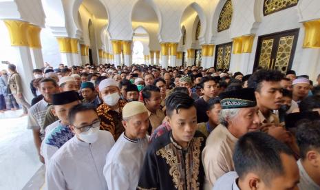  Ribuan jamaah memadati Masjid Raya Syeikh Zayed Solo dan berdesakan untuk bisa masuk serambi utama, Jumat (3/3/2023).