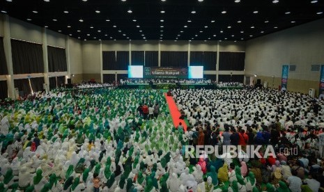 Ribuan jamaah memadati Silaturahmi Nasional Ulama Rakyat yang dihadiri oleh Presiden Joko Widodo di Jakarta, Sabtu (12/11).