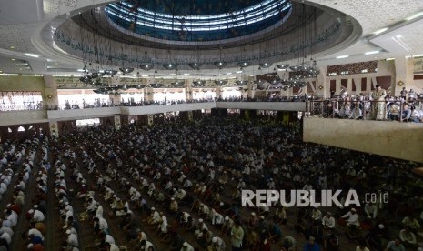 Ribuan jamaah mendengarkan ceramah sebelum melaksanakan Shalat Jumat di Masjid Agung At-Tiin, Jakarta Timur, Jumat (30/12). Shalat Jumat yang diikuti oleh ribuan jamaah tersebut merupakan Shalat Jumat terakhir di Tahun 2016.