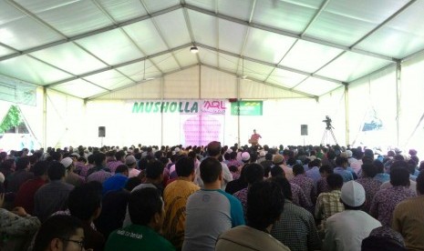 Ribuan jamaah mengikuti shalat Jumat yang diadakan di Mushalla AQL-BSM Islamic Book Fair (IBF) 2016 di Istora Senayan Jakarta, Jumat (4/3).