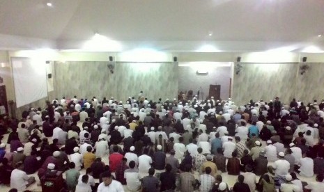 Ribuan jamaah mengikuti shalat Subuh berjamaah di Masjid MUI Semanggi, Solo.