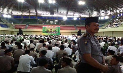 Ribuan jamaah mengikuti Tabligh Akbar dan Doa Bersama Damai Indonesia di GOR UNY, Rabu (30/11).