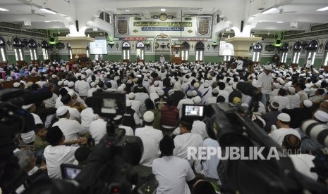 Ribuan jamaah shalat berjamaah di Masjid Agung Al-Azhar, Kebayoran Baru, Jakarta (Ilustrasi) 