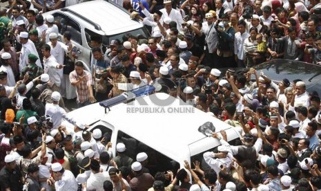 Kendaraan ambulans membawa jenazah almarhum ustaz Jefry Al Buchori usai dishalatkan di Masjid Istiqlal, Jakarta Pusat, Jumat (26/4).   (Republika/Adhi Wicaksono)