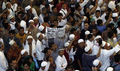 Ribuan jamaah mengiringi kepergian jenazah almarhum ustaz Jefry Al Buchori usai dishalatkan di Masjid Istiqlal, Jakarta Pusat, Jumat (26/4).   (Republika/Adhi Wicaksono)