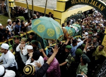 Ribuan jamaah pondok pesantren Suryalaya menghadiri pemakaman Abah Anom.