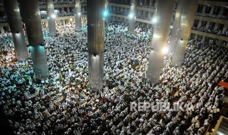 Bacaan Doa Iftitah dalam Sholat, Lengkap dengan Arti. Foto:  Ribuan Jamaah sedang melakukan shalat subuh berjamaah di Masjid Istiqlal, Jakarta (ilustrasi)