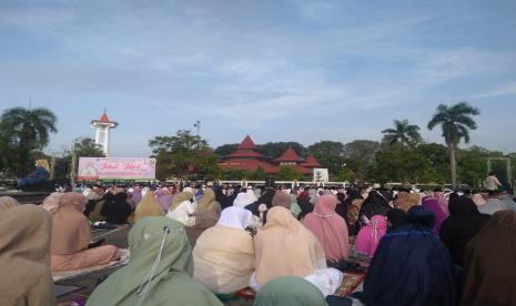 Ribuan jamaah Sholat Id memadati Alun-alun Kabupaten Indramayu, Senin (2/5/2022). 