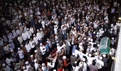  Ribuan jamaah turut menshalatkan jenazah almarhum ustaz Jefry Al Buchori  di Masjid Istiqlal, Jakarta Pusat, Jumat (26/4).   (Republika/Adhi Wicaksono)