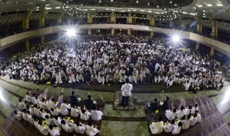 Ribuan Jamaat memadati Masjid Agung At-Tin untuk mengikuti Dzikir Nasional yang diadakan oleh REPUBLIKA, Rabu (31/12). 