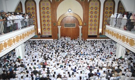 Ribuan jemaah melaksanakan salat jenazah almarhum Ustaz Muhammad Arifin Ilham di Masjid Az-Zikra, Sentul, Babakan Madang, Kabupaten Bogor, Jawa Barat, Kamis (23/5/2019).