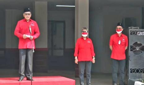 Ribuan kader PDI Perjuangan (PDIP) dari seluruh Indonesia mengikuti upacara bendera peringatan HUT Kemerdekaan RI ke - 76