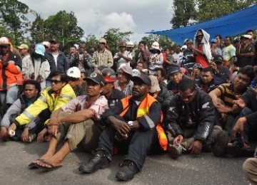 Ribuan karyawan memadati jalan masuk ke Pusat Perkantoran PT Freeport Indonesia di Kuala Kencana, Timika, Papua dan mogok kerja, Kamis (16/9). 