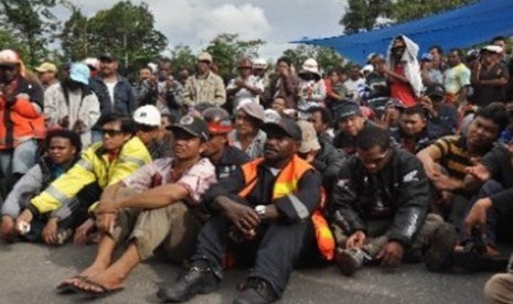 Ribuan karyawan memadati jalan masuk ke Pusat Perkantoran PT Freeport Indonesia di Kuala Kencana, Timika, Papua dan mogok kerja, Kamis (16/9). 