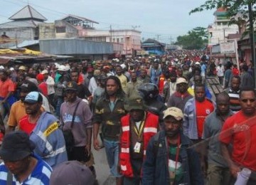 Ribuan karyawan PT. Freeport Indonesia melakukan longmarch ketika menggelar aksi unjuk rasa di Terminal Bis Gorong-gorong Timika, Papua, Senin (10/10). Aksi tersebut berakhir bentrok antara pengunjuk rasa dengan polisi. 