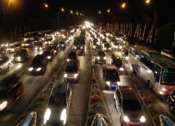 Ribuan kendaraan arus mudik terlihat antre di pintu Gerbang Tol Cikampek, Jawa Barat, Jumat (26/8) malam. 