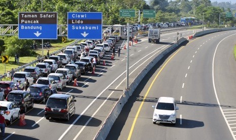 Ribuan kendaraan keluar gerbang tol Ciawi menuju jalur wisata Puncak.