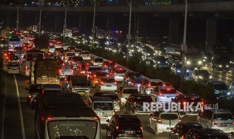 Ribuan kendaraan melewati ruas Tol Dalam Kota, di Jakarta, Jumat (8/6).