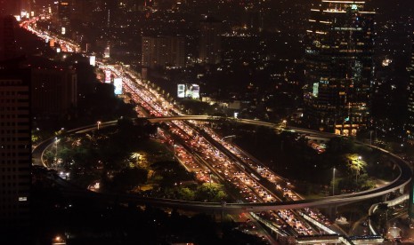 Ribuan kendaraan melewati ruas Tol Dalam Kota, di kawasan Jalan Gatot Subroto, Jakarta, Kamis (22/6). 