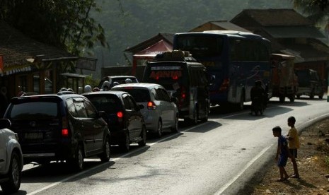   Ribuan kendaraan melintas di Jalan Raya Nagreg menuju Garut dan Tasikmalaya, Nagreg, Jawa Barat, Kamis (16/8). (Adhi Wicaksono)