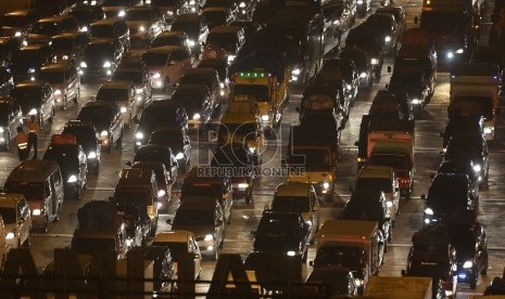 Ribuan kendaraan memadati gerbang tol keluar Palimanan Jalan Tol Cipali, Jawa Barat, Selasa (14/7) dini hari. 