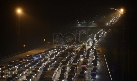 Ribuan kendaraan memadati gerbang tol keluar Palimanan Jalan Tol Cipali, Jawa Barat, Selasa (14/7) dini hari. 