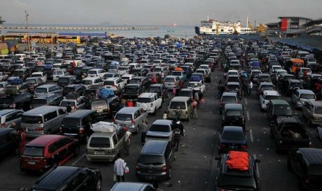 Ribuan kendaraan pemudik antre saat akan masuk ke kapal roro untuk menyeberang ke Pulau Sumatra di Pelabuhan Merak,Banten,Jumat (25/7).