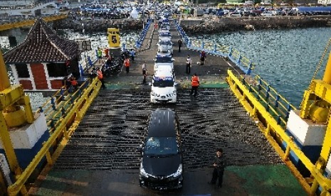 Ribuan kendaraan pemudik antre saat akan masuk ke kapal roro untuk menyeberang ke Pulau Sumatra, di Pelabuhan Merak, Banten, Jumat (25/7).