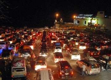 Ribuan kendaraan pemudik memadati parkiran yang ada di lima dermaga Pelabuhan Merak, Banten, Jumat (26/8).