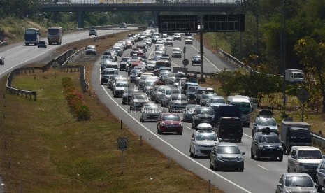 Ribuan kendaraan terjebak kemacetan di ruas Jalan Tol Palimanan-Kanci KM 204 hingga gerbang tol Palimanan KM 188 Jalan Tol Cipali, Cirebon, Jawa Barat, Rabu (15/7). 