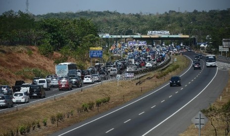 Ribuan kendaraan terjebak kemacetan di ruas Jalan Tol Palimanan-Kanci KM 204 hingga gerbang tol Palimanan KM 188 Jalan Tol Cipali, Cirebon, Jawa Barat, Rabu (15/7). 