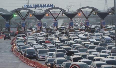 Ribuan kendaraan terjebak kemacetan sepanjang 38 Km dari Km 169 Ruas Jalan Tol Cipali hingga Km 207 ruas Jalan Tol Palikanci, Jawa Barat, Rabu (15/7).